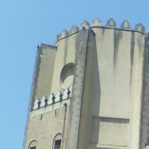 Particolare della facciata della chiesa di San Domenico Maggiore. Foto: dissidenzaquotidiana.it