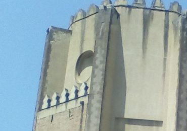 Particolare della facciata della chiesa di San Domenico Maggiore. Foto: dissidenzaquotidiana.it