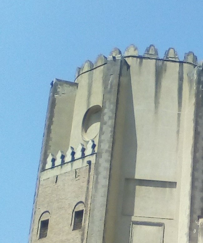 Particolare della facciata della chiesa di San Domenico Maggiore. Foto: dissidenzaquotidiana.it