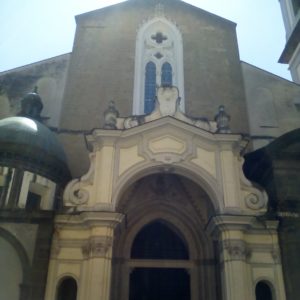 Chiesa di San Domenico Maggiore (Napoli). Portale d'ingresso su Vico San Domenico. Foto: dissidenzaquotidiana.it